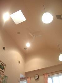 待合室の天井は高く、広々としています。